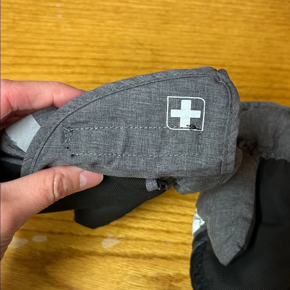 Swiss Tech Kids Mittens in Gray and Black